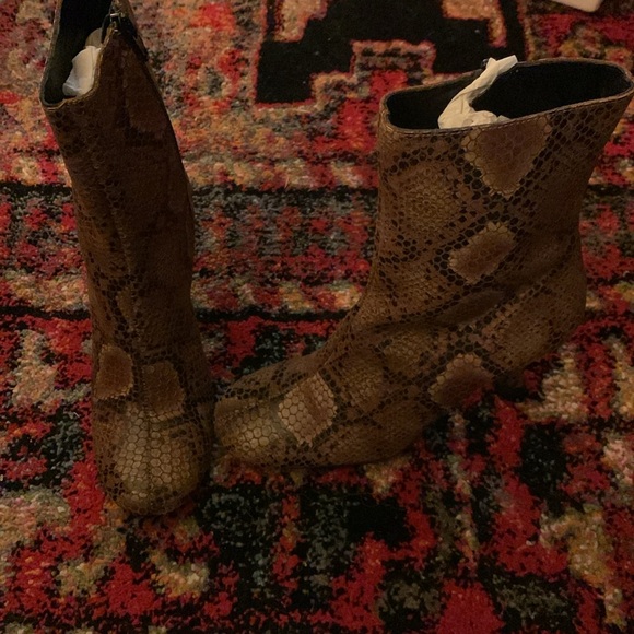 NWOB Size 36 Free people snakeskin bootie with side zip - Picture 3 of 8